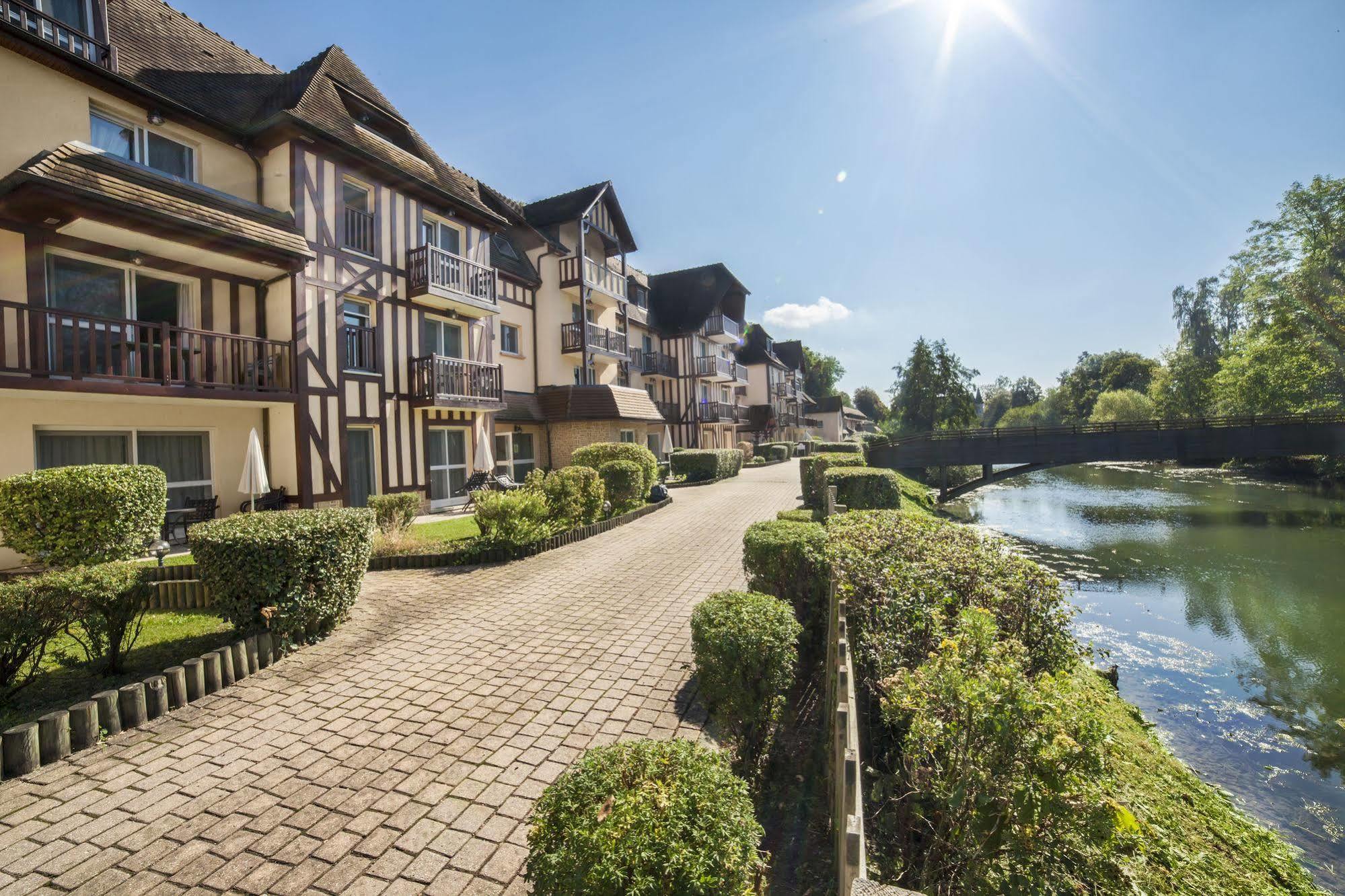 Karma Manoir Des Deux Amants Aparthotel Connelles Eksteriør bilde