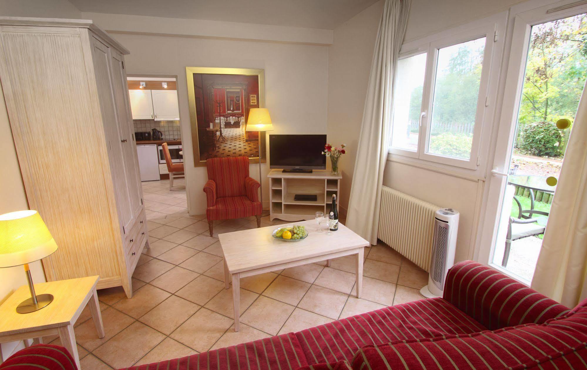 Karma Manoir Des Deux Amants Aparthotel Connelles Eksteriør bilde