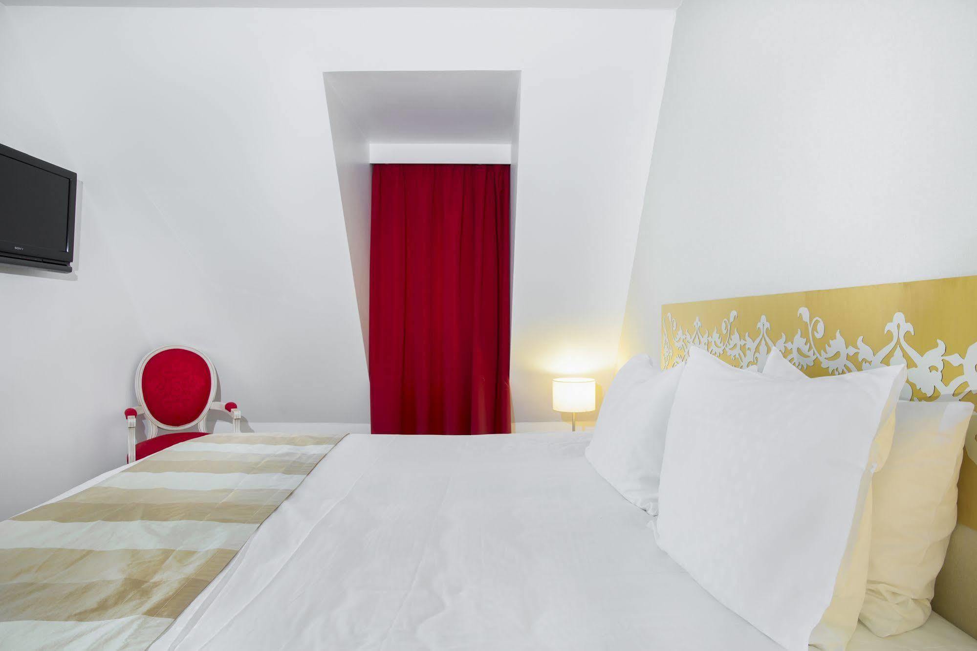 Karma Manoir Des Deux Amants Aparthotel Connelles Eksteriør bilde